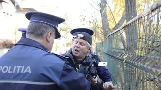 Incident în fața locuinței lui Ion Iliescu. Protestatarul ”Ceaușescu” a fost ridicat de polițiști