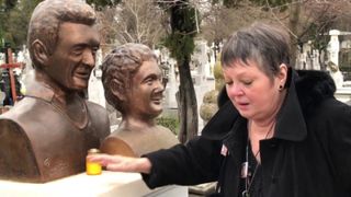 Anca Pandrea i-a făcut parastas de 7 ani lui Iurie Darie! Actrița a dat de pomană pizza FOTO