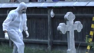 Descoperire macabră în Dolj: A fost găsit spânzurat de o cruce din cimitir
