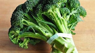 Rețetă colorată de murături. Combinație nemaipomenită: Conopidă cu broccoli și morcovi &icirc;n oțet