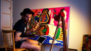 Klaus Iohannis şi Viorica Dăncilă au fost pictaţi &icirc;n acelaşi tablou &icirc;naintea alegerilor prezidenţiale! &Icirc;n faţa lor se află un votant cu sticla de tărie &icirc;n m&acirc;nă!