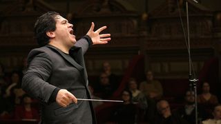 Dirijorul român Cristian Măcelaru conduce Orchestra națională a Franței