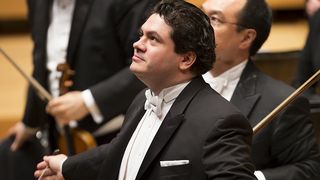 Dirijorul rom&acirc;n Cristian Măcelaru conduce Orchestra națională a Franței