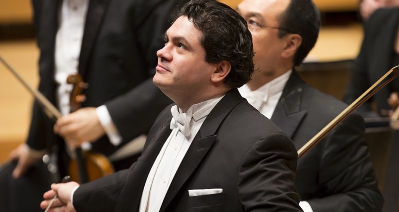 Dirijorul român Cristian Măcelaru conduce Orchestra națională a Franței