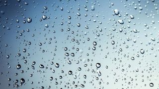 Informare meteorologică de ploi, de la ora 8.00; în zonele montane şi în Banat până joi dimineaţă este cod galben de vânt puternic