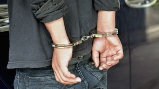 Doi bărbaţi suspectaţi că au şantajat un bărbat &icirc;ncă din luna august, pentru a le da 20.000 de lei, reţinuţi