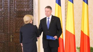 Dăncilă postează pe Facebook imagini cu şeful statului care refuză să răspundă la întrebările jurnaliştilor în conferinţă de presă