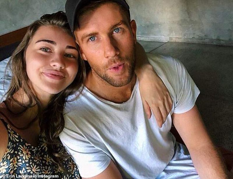 Povestea șocantă a unui fotomodel. La 23 de ani, a născut în 10 minute pe podea