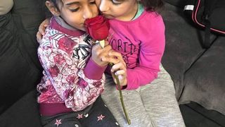 Sorina, fetița adoptată în America din Baia de Aramă, a transmis un mesaj video pentru asistenții maternali: „Dacă nu mai spuneţi prostii, o să venim la voi în vizită”