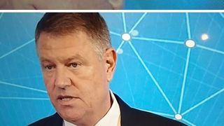 Klaus Iohannis acuzat că cineva &icirc;i șoptește mereu ce să spună, la cască