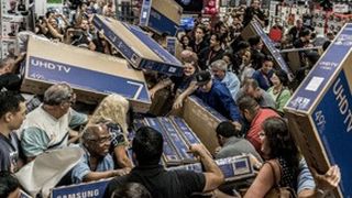 VIDEO | Vinerea Neagră &icirc;și dezvăluie ofertele! Ce se &icirc;nt&acirc;mplă &icirc;n depozite și ce reduceri sunt puse la bătaie