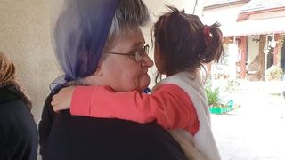 Un nou caz Sorina &icirc;n Rom&acirc;nia! O fetiță de 7 ani, păzită de zeci de oameni pentru a nu fi luată cu forța de la asistenții maternali! Situație explozivă la Bocșa