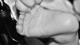 Caz șocant &icirc;n Blaj. &Icirc;nfuriat de pl&acirc;nsetele copilului vecinei, un bărbat i-a spart ușa și a bătut-o crunt