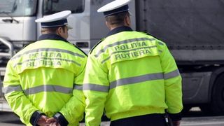 Doi poliţişti rutieri care &icirc;ncercau să oprească o maşină care circula cu viteză, răniţi după ce autospeciala a fost lovită de un alt autoturism