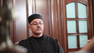 Preotul care și-a făcut debutul &icirc;n televiziune la 56 de ani! Vasile Pantiru &icirc;l interpretează memorabil pe părintele Vasile, &icirc;n serialul &bdquo;Moldovenii&rdquo;, de la Kanal D!