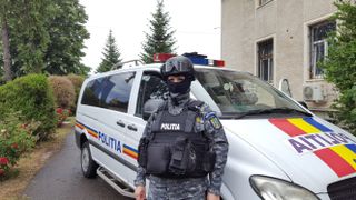 T&acirc;năr din Prahova, sub control judiciar după ce convins mai multe fete minore să-i trimită fotografii indecente, iar apoi le-a şantajat