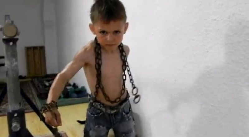 Clipe de panică pentru „Micul Hercule” după ce fratele său mai mic a fost operat de urgență