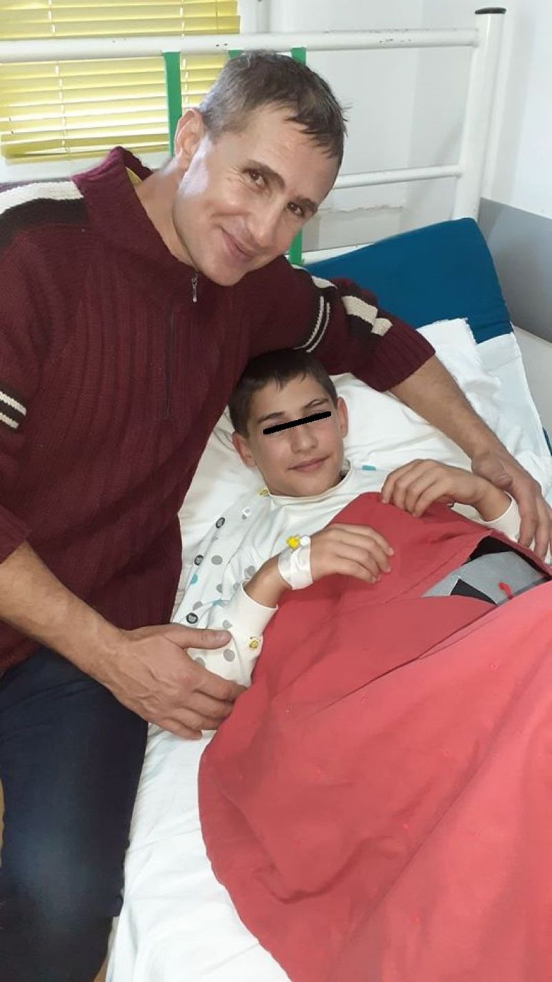 Clipe de panică pentru „Micul Hercule” după ce fratele său mai mic a fost operat de urgență