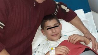 Clipe de panică pentru &bdquo;Micul Hercule&rdquo; după ce fratele său mai mic a fost operat de urgență