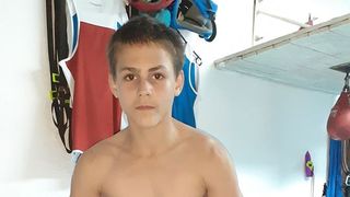 Clipe de panică pentru &bdquo;Micul Hercule&rdquo; după ce fratele său mai mic a fost operat de urgență