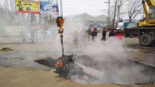 Fierți de vii după ce au căzut cu mașina &icirc;ntr-o groapă cu apă clocotită