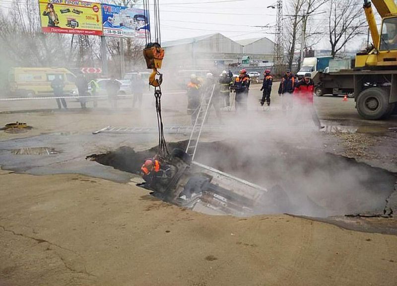 Fierți de vii după ce au căzut cu mașina într-o groapă cu apă clocotită