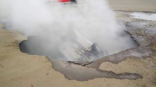 Doi bărbați au murit fierți de vii după ce au căzut cu mașina &icirc;ntr-o groapă cu apă clocotită