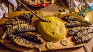 Dezlegare la pește. Când se poate mânca pește în postul Crăciunului. Plus o rețetă delicioasă: Macrou la cuptor, cu usturoi și ierburi