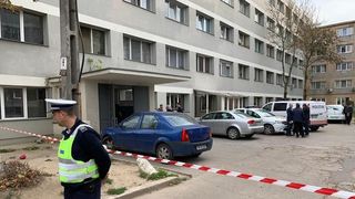 Nouă poliţişti care au intervenit &icirc;n blocurile unde au fost folosite substanţe toxice au acuzat stări de rău şi au ajuns la spital