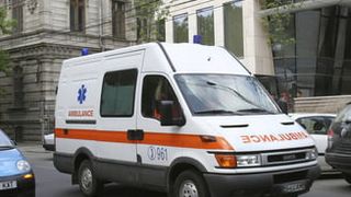 Trei eleve de la un liceu din Prahova, duse la spital după ce s-au simţit rău din cauza unui miros înţepător simţit în baie