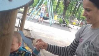 Povestea de viață, plină de durere a Crinei, fata care a trăit pe stradă, iar acum a devenit mamă