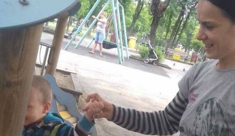 Povestea de viață, plină de durere a Crinei, fata care a trăit pe stradă, iar acum a devenit mamă