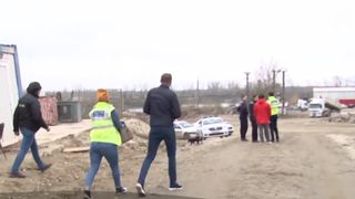 T&acirc;năr din D&acirc;mbovița &icirc;ngropat sub un maldăr de pietriș