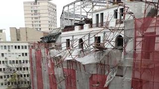 O schelă s-a prăbușit în centrul Capitalei: Două mașini au fost avariate