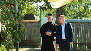 I-am prins în fapt! Imaginile flagrantului, în exclusivitate! Cum funcționează instituțiile fundamentale ale statului, în Găurenii de Jos, satul unde “Moldovenii” sunt la putere!  #Râsul molipsitor vine cu serialul de comedie difuzat sâmbătă aceasta, de l