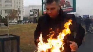 Ce face azi preotul care acum un an şi-a dat foc la sfinţirea Catedralei Neamului! George Ciulei a ajuns organizator de spectacole de teatru şi colaborează cu actori celebri!