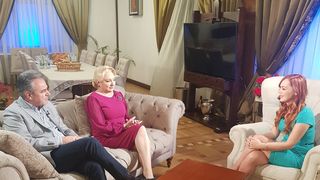 Detaliul fabulos observat de internauți acasă la Viorica Dăncilă! Pe ce și-a așezat candidata la prezidențiale ”plasma” uriașă?