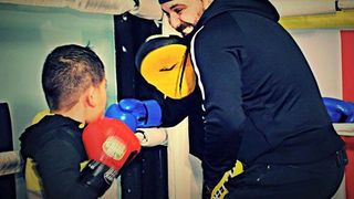 O fetiță de 9 ani i-a scris lui Sandu Gemănaru că r&acirc;d copiii de ea pentru că nu are cu ce să se &icirc;mbrace! Cum a reacționat antrenorul de box care a intrat de 3 ori &icirc;n &rdquo;iadul&rdquo; de la Colectiv?