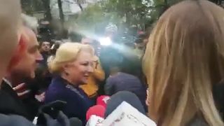 Alegeri prezidenţiale 2019 - Viorica Dăncilă: Am votat pentru o Rom&acirc;nie care să meargă &icirc;nainte, nu &icirc;napoi, spre vremuri &icirc;n care nu aveam drepturi, nu aveam libertăţi