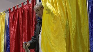 Alegeri prezidenţiale 2019 - Prezenţa la vot la nivel naţional la ora 13:00 este 21,83%, aproape 4 milioane de români exercitându-şi dreptul de vot