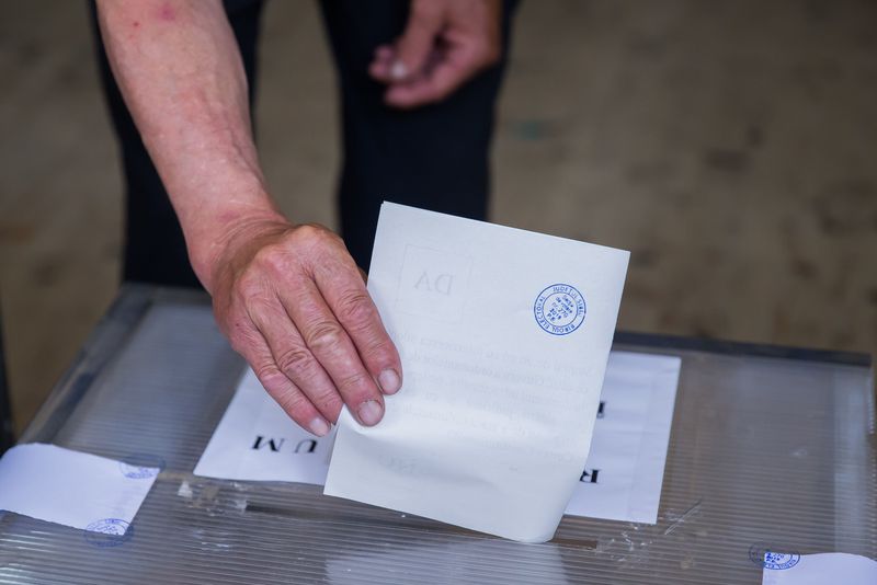 Alegeri prezidenţiale 2019 - Prezenţa la vot la nivel naţional la ora 13:00 este 21,83%, aproape 4 milioane de români exercitându-şi dreptul de vot