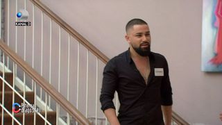 Coteanu de la Puterea Dragostei, &icirc;n pat cu două femei