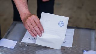 Alegeri prezidenţiale 2019 - Secţiile de vot din România s-au închis. Prezenţa la nivel naţional este de 49,87%; în străinătate, votul continuă, până acum au votat de români