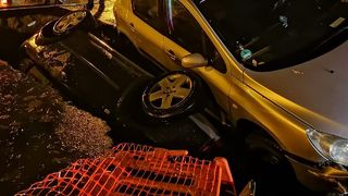 Accident teribil în București. Două mașini au căzut într-o groapă uriașă, săpată de RADET