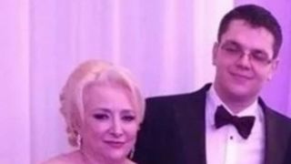 Mesajul postat de fiul Vioricăi Dăncilă după ce aceasta a pierdut alegerile: "Stați puțin. E cineva aici..."