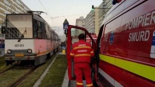 Accident &icirc;n Capitală, &icirc;ntre un tramvai şi o dubă. Două persoane au fost rănite uşor