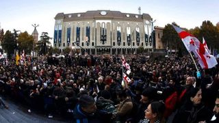 Poliţia dispersează cu tunuri cu apă manifestanţi la Parlament, după ce 20.000 de oameni au cerut demisia Guvernului