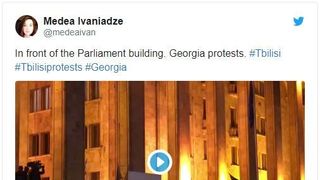 Poliţia dispersează cu tunuri cu apă manifestanţi la Parlament, după ce 20.000 de oameni au cerut demisia Guvernului