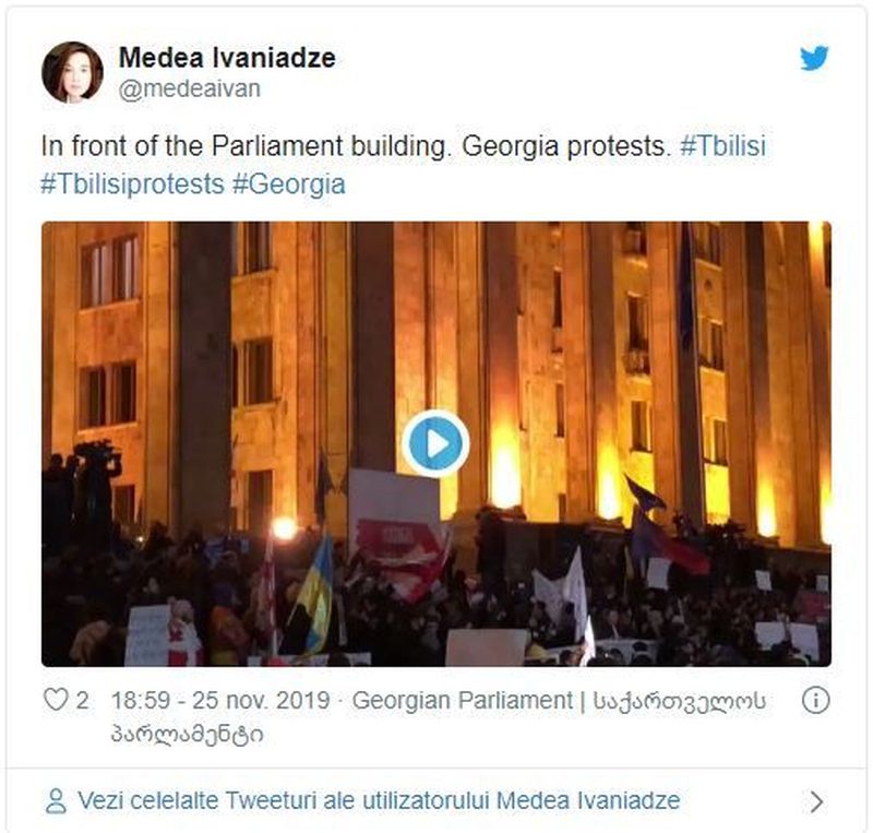Poliţia dispersează cu tunuri cu apă manifestanţi la Parlament, după ce 20.000 de oameni au cerut demisia Guvernului