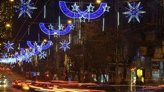 E Crăciun &icirc;n București - 760.000 de luminiţe strălucesc pe bulevarde. Vezi c&acirc;t a cheltuit primăria Capitalei